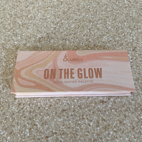 On The Glow Highlighter Palette - Picture 1 of 5